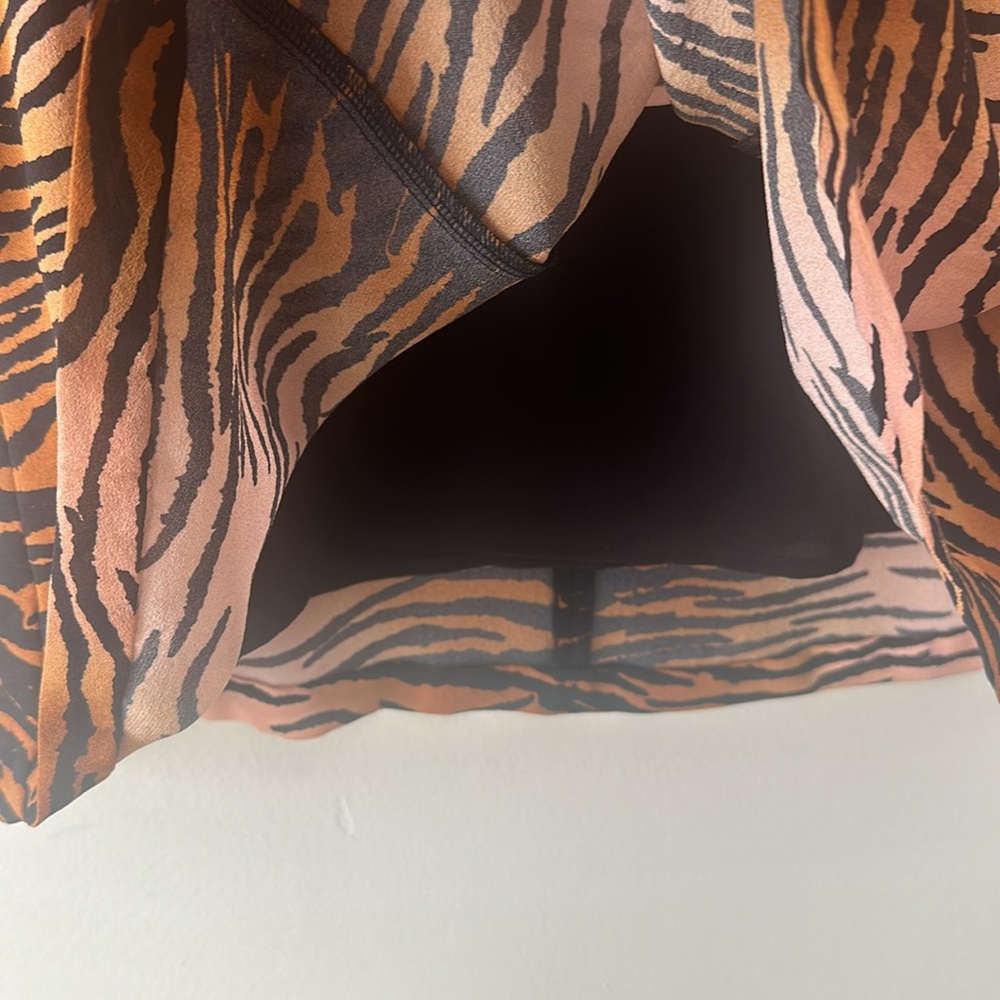 A.L.C. 100% Silk Dress long sleeve black tan tiger print Size 0 - Picture 9 of 12